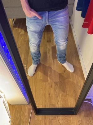 Replay jondrill jeans - Säljer ett par ljusblå jeans från Replay. De är nästan helt oanvända. Storlek W31, L32. Saknas däremot 2 bälteshällor syns på sista bilden, går däremot att använda bälte ändå!