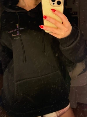 Hoodie från Luminescence - Jätteskön hoodie från Luminescence, den sitter perfekt och är jätte mjuk. Super för chill dagar eller att ta sig ut när det är kallare ute. Märket är en reflex som funkar perfekt att ha när det är mörkt ute.