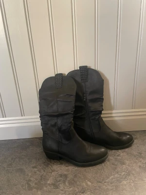 Svarta boots - Säljer ett par svarta boots med låg klack från Anna Field! De är endast använda en gång så skicket är toppen!