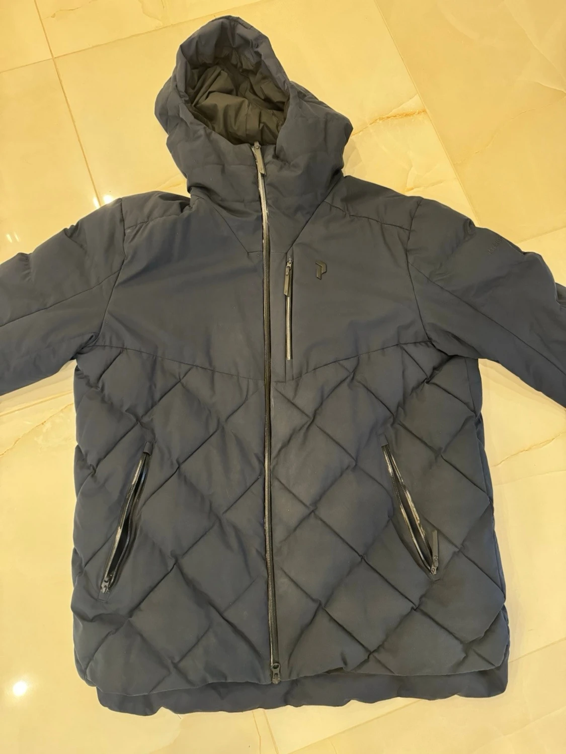 Mörkblå pufferjacka från Peak Performance