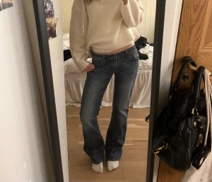 Levi’s Bootcut Jeans - Jättesnygga lågmidjade bootcut jeans från Levis med så snygga fickor🤩Jeansen passar S/M och långa på mig som är 174. Knappen är utbytt fram som ni kan se på näst sista bilden🥰🥰