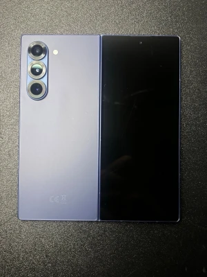 Samsung Galaxy Z Fold 6 256GB - Samsung Galaxy Z Fold 6, kvitto finns.  Inga sprickor eller liknande märken, men mindre repor finns på bak skärmen pågrund av normalt slitage.   Kartong & laddare finns ej.