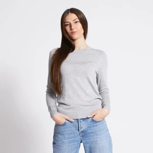 Ljusgrå finstickad  - En stilren ljusgrå stickad tröja med rund halsringning och långa ärmar. Original pris 150 kr, säljer för 25. Säljer då den inte passade.