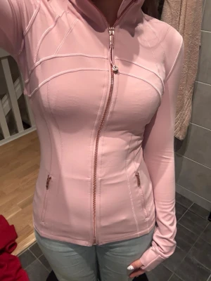 Lululemon define jacket - Snygg ljusrosa zip-jacka från Lululemon i färgen haze rose pink (ifall man vill söka upp hur den ser ut i bättre ljus)! Superfin och perfekt att springa och träna i! Använt endast 3 gånger!