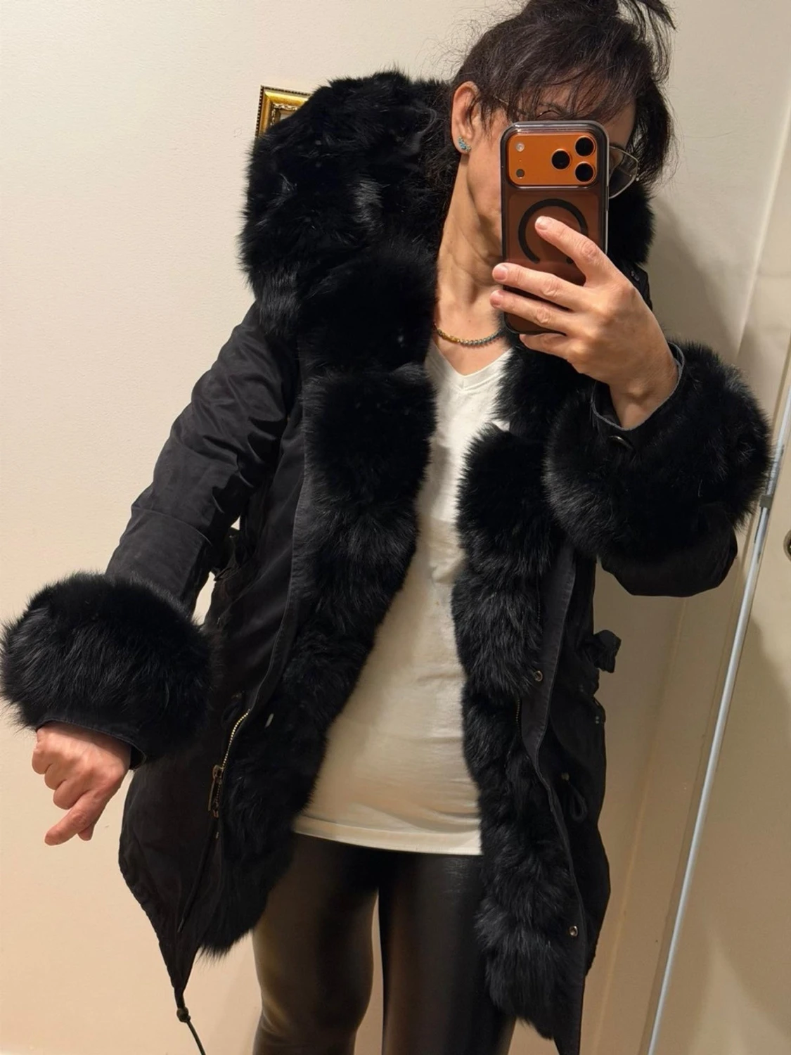 Svart parkajacka med pälsdetaljer