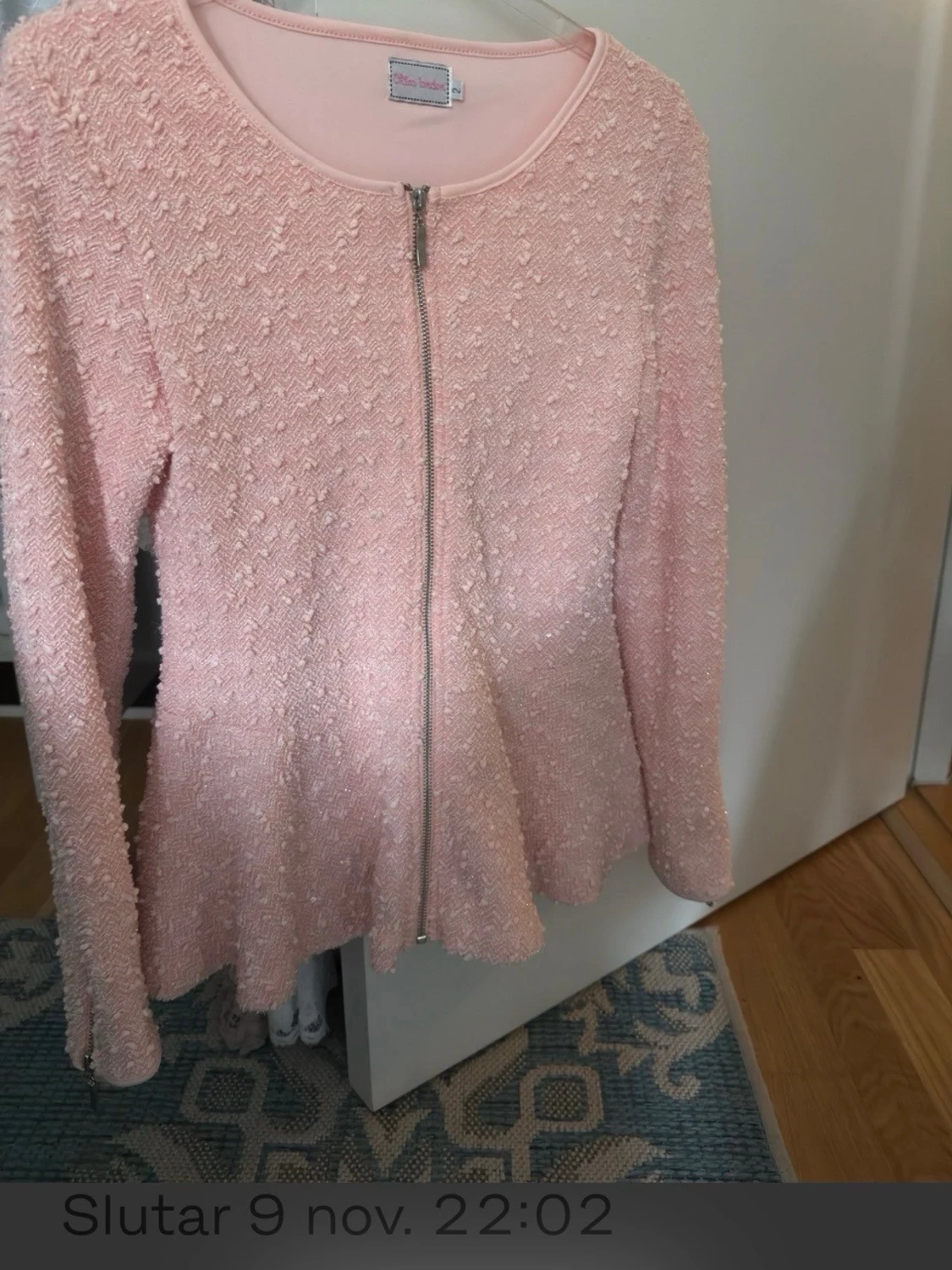 Vackert gnistrande kofta, fodrad. - 2