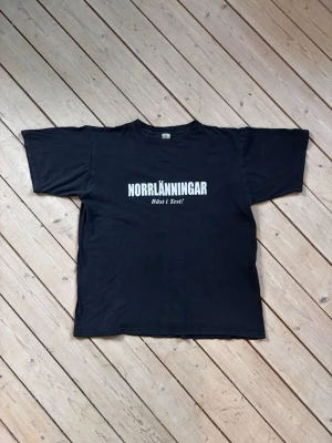 Vintage svart t-shirt med tryck ”Norrlänningar bäst i test” - Ikonisk svart t-shirt med trycket "NORRLÄNNINGAR Bäst i Test!".   Boxig fit och i fint skick!