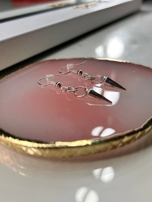 Spikörhängen – Modern Point nr 1 - Silverfärgade spikörhängen som ger din outfit en modern edge – perfekta både till vardag och kväll. Lätta, stilrena och enkla att matcha