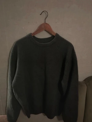 Knit Tröja - Knit från Asos, Passar storlek S om du gillar oversized, annars så sitter den som M/L.Använd 2-3 gånger. Inga defekter!