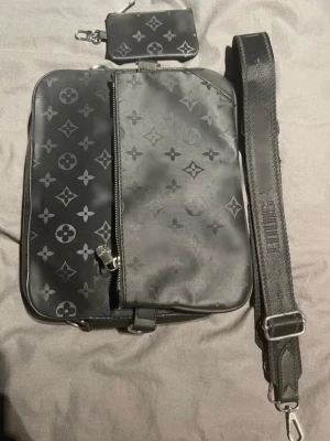 svart axel väska - axel väska l v 