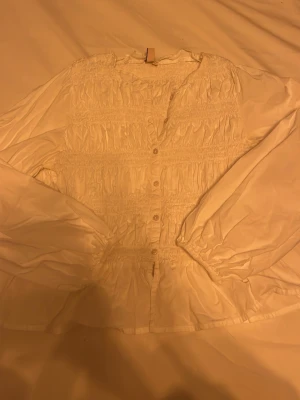 Blus från Nelly - Super fin vit blus från Nelly