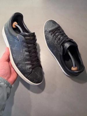 Louis Vuitton Skor  - ‼️VI TAR EJ BYTEN‼️ Louis Vuitton ”Luxembourg” sneaker | Skick: 8,5/10 | Storlek (6,5) motsvarar 41,5-42 EU | Box, Skopåse, nya snören & kvitto ingår! | Fraktar inom 24H efter köp på köparens bekostnad 📦💨 | Hör av dig vid minsta fråga eller fundering 💭 