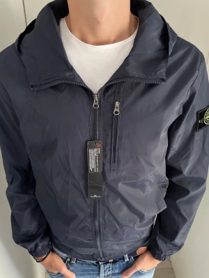 Stone island windbreaker  - Sprillans ny Stone island windbreaker! Nyskick,storlek S/M! Vid minsta fundering kontakta oss ✔️