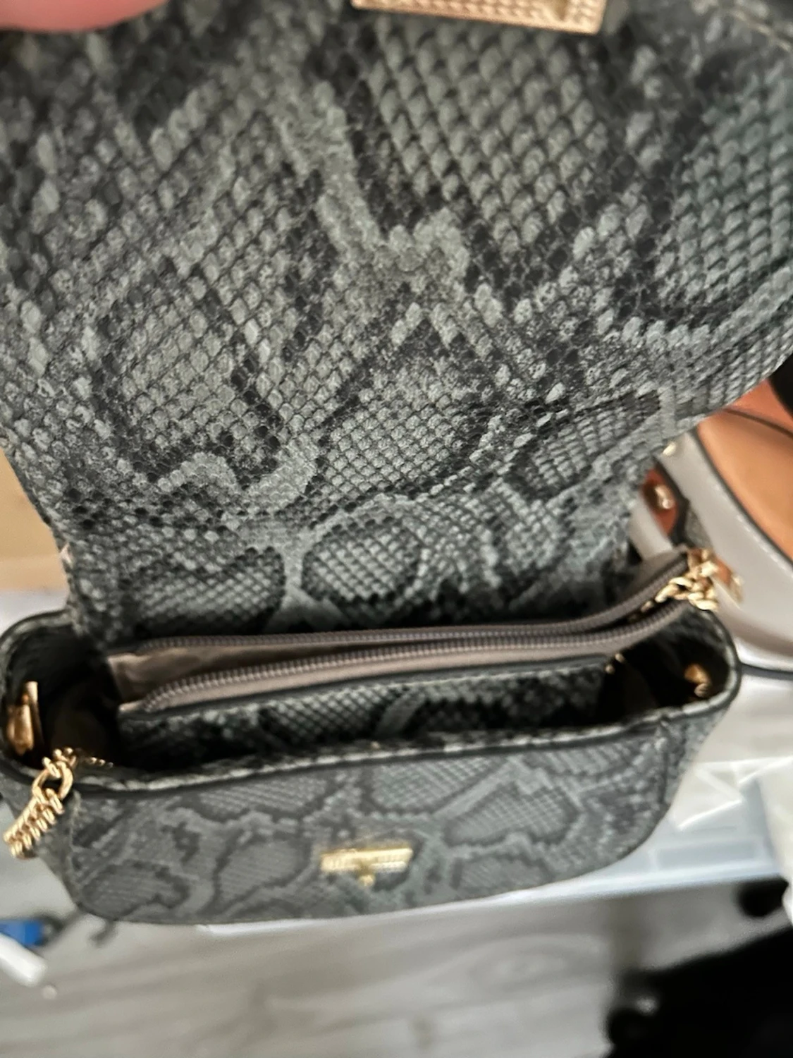 Svart/grå axelväska med ormmönster - 1