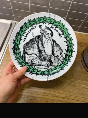 Pälsväst med historisk känsla - En klassisk pälsväst i mörka toner, inspirerad av traditionell svensk historia. Västen har en fluffig och varm look med breda axlar och markerad krage. Perfekt för dig som gillar vintage och vill sticka ut med en unik stil.