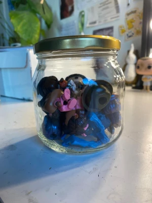 Stranger things kinder  - Flera stranger things kinder figurer, runt 12 st tror jag. 