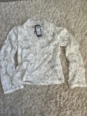 Vit blus - Fin vit blus från Vero Moda. Aldrig använd. Nypris 499kr. Skriv om frågor💕