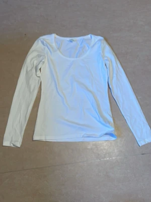 Uringad vitt långärmad tröja  - Oanvänd uringad vitt långärmad tröja i storlek S från H&M.