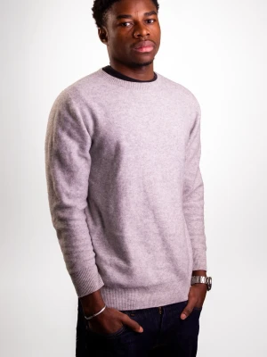 Ljusgrå stickad cashmere tröja  - Säljer en stilren ljusgrå stickad tröja med rund hals och ribbade muddar. Tröjan är mjuk och skön, perfekt för kyligare dagar. Passar dig som gillar en enkel och clean look.