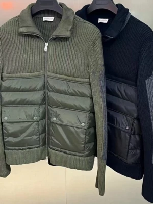Mörkgrön stickad Moncler cardigan - svart är slutsåld. finns 2 gröna inne 
