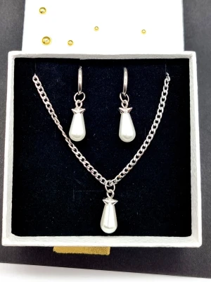 Halsband och örhängen  - Stilrena örhängen och halsband inspirerade av Maria Nilsdotter. Material-rostfritt stål. Örhängen längd-3,7cm, halsband längd-40cm. ☝️Vid köp ingår två extra berlocker som kan bytas ut, då själva hänget är ömtåligt och känsligt för stötar.