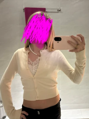 Ljusbeige  kofta med knappar - Supersöt ljusbeige korta från Gina tricot, med knappar