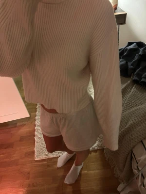 stickad tröja BikBok - Säljer en superfin cremevit ribbad stickad tröja från BikBok i storlek S. Den är i det skönaste materialet jag haft på mig. Så otroligt mjuk och bekväm. 😍 säljer då den inte används längre. Den har en liten defekt som syns på sista bilden. Ärmarna är lite smutsiga och ett mini hål finns som inte märks