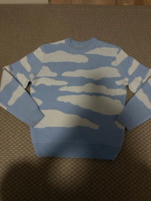 Blåvit stickad tröja Only & Sons - Stickad sweatshirt med top kvalité. Storlek S. Skick 9,7/10