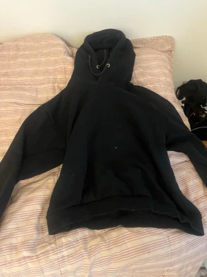 Svart hoodie - En fin svart hoodie som är jätte skön som tyvär inte kommer till andvändning längre!💕