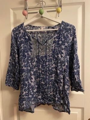 Blå Esprit Blus - Söt blå trekvartsärmad blus med snören från märket Esprit! Köpt secondhand och endast använd en gång. 