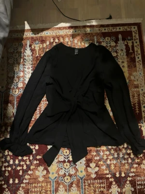 Black wrap blouse  - Skön, inga fläckar eller hål, luktar inte