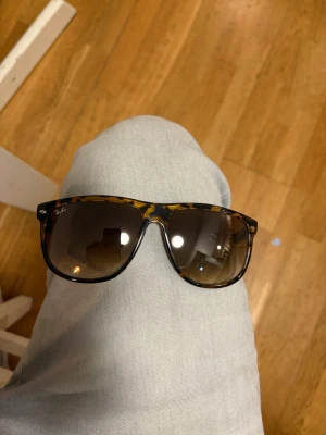 Rayban boyfriend  - Säljer ett par Rayban boyfriend då dom inte kommer till användning riktigt bra skick inga repor eller liknande hör av er vid flera frågor .😃