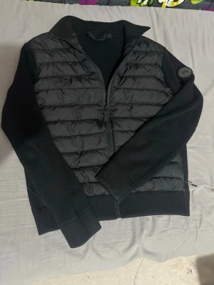 Canada goose cardigan - Säljer nu min riktigt snygga CG cardigan. Den har endast varit i min ägedom och köpt i Malmö. Jackan är i jätte fint skick och har verkligen blivit bra behandlad under den tid jag ägt den, inga skador, blekning finns och den är nästan lika ny som när jag köpte den. betalat omkring 8000kr för den som ny men säljer den nu då jag är intresserad av andra jackor. Hör av er vid minsta fundering, jackan är i storlek M.  priset är inte helt hugget i sten, snabb affär och jag postar givetvis samma dag!