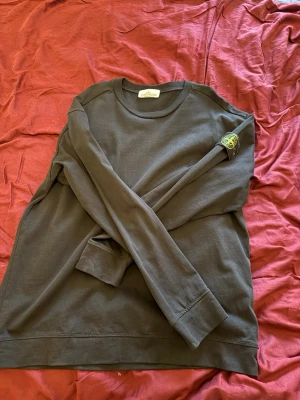 Svart sweatshirt från Stone Island - Säljer en svart långärmad sweatshirt från Stone Island i storlek L