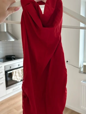 Röd topp med öppen rygg - Jättefin topp sparsamt använd 