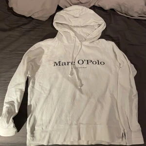 Hoddie marc o polo  - Säljer en riktigt snygg vit hoodie tröja från marc o’polo. Tröjan är i strlk M. Tröjan är i bra skick inga fläckar eller konstigheter.