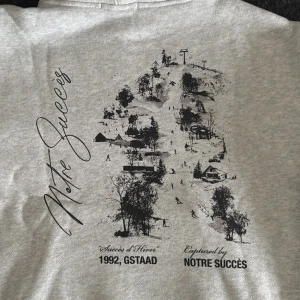 Grå Hoodie från notre succès - Säljer denna helt NYA notre succès hoodi. Den kom hem 1/17 och är perfekt men sitter för kort på mig (brukar ha L men den va slut såld) om du brukar ha M så är den här perfekt!🤩tveka inte att fråga frågor. Har provat den en gång orginal påsen den kom i kan medfölja om man vill. 🔥✌️KAN DISKUTERA ETT BÄTTRE PRIS VID SNABB AFFÄR 