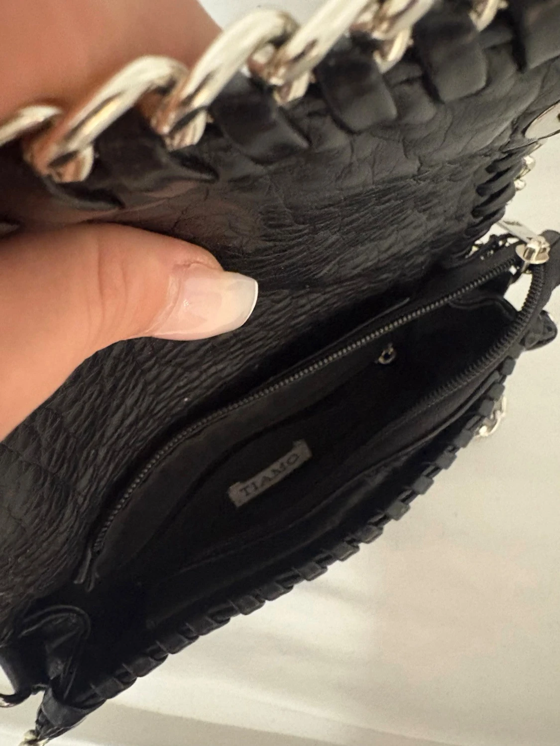 Svart axelväska med kedja från Tiamo - 1