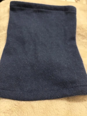 Mörkblå kashmir buff  - En enkel och stilren mörkblå halsvärmare i 100% kashmir. Perfekt att dra över huvudet för extra värme under kyliga dagar. Passar till lager-på-lager och är lätt att bära med sig.