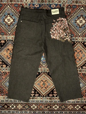 Derschutze blossom jeans - Derschutze ”blossom” selvedge denim. Broderat. Aldrig använda, nyskick. Limited drop, retail ligger på 1600 kr. Dm om ni undrar något.