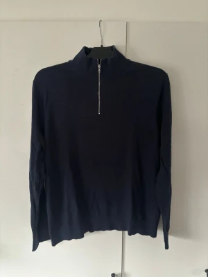 Riley half zip M - Riktigt snygg populär finstickad marinblå Riley half zip i storlek M säljes. Sparsamt använd så toppen skick! Grym passform och passar till allt!