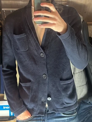 Bläck Blazer - Säljer denna riktigt snygga blazer/cardigan från bläck. Den är i storlek. M och den är i bra skick utan defekter. Bara att skriva över frågor och funderingar.
