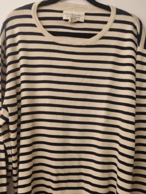 Randig tröja från Ralph Lauren - Säljer en beige och svart randig tröja från Denim & Supply Ralph Lauren. Tröjan har rund halsringning och långa ärmar. Något större i halsen. Väl använd, därav priset. Inga hål.