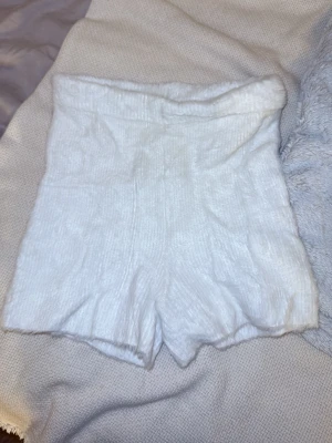 Vita fluffiga shorts från BikBok - Mysiga vita shorts från BikBok i supermjuk och fluffig material. Helt nya!
