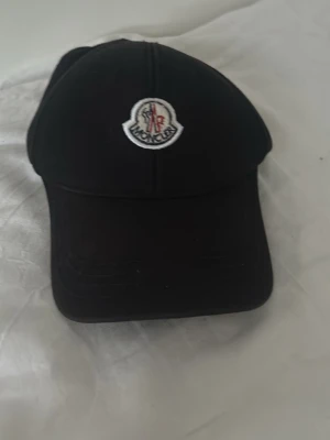 Moncler keps  - Keps från moncler går att spåna åt