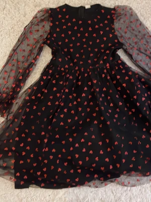 Klänning  - En fin fest klänning den är från shein och är i storleken 134/ 9y