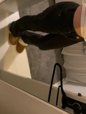 Lågmidjade svarta bootcut jeans Abrand - storlek 27                                                            Säljer detta snygga Abrand jeans som är i en lite lösare bootcut modell. Som är lite tajta i midjan för mig och är därför jag säljer dem. Endast använda ett fåtal gånger och har inga synliga defekter! 🥰 Pris kan såklart diskuteras 