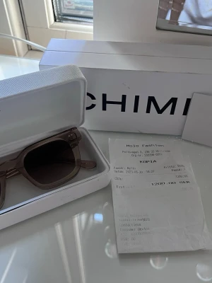 Chimi solglasögon  - Bilderna visar ett par solglasögon från Chimi i ett vitt fodral, super snygga, inga stora defekter då jag knappt använd dem. Dem är för stora för mig, går att spänna in dem men har ej gjort det, skriv för fler bilder!