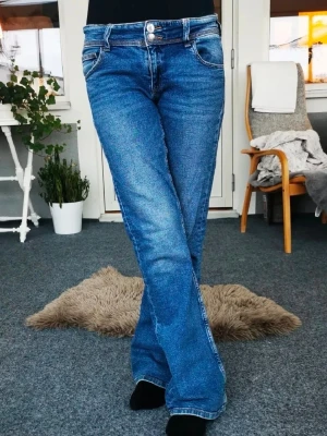 Lågmidjade jeans gina - Snygga lågmidjade jeans från gina tricot i storlek 170.