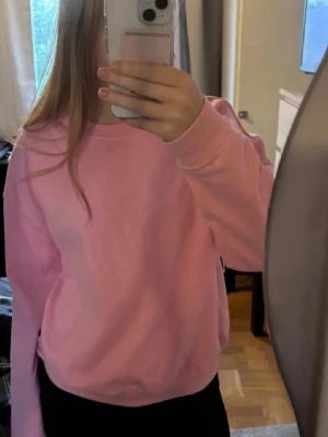 Rosa sweatshirt från 157, storlek S - Mjuk och enkel rosa sweatshirt från 157 i storlek S.  Perfekt för chill dagar och enkel att matcha med jeans eller tights Som ny.